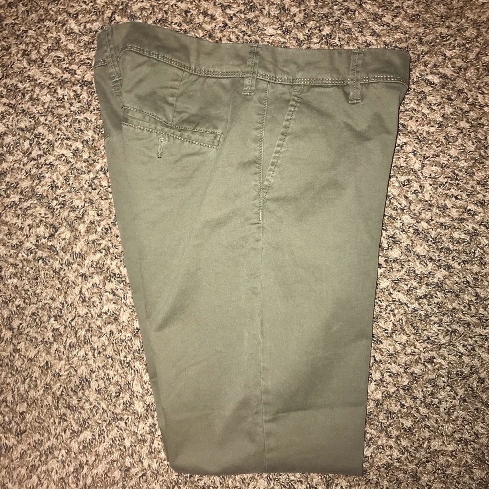 PERFECT CONDITION MOSS GREEN PANTS SIZE  27/28 MEN